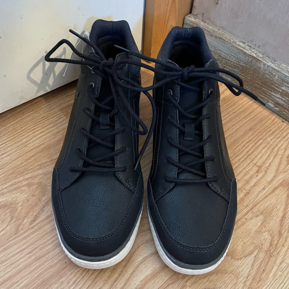NWT mens Invito sneakers, size 9M
